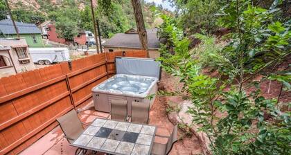 3BR Manitou Springs 2min to Restaurants, Hot Tub!