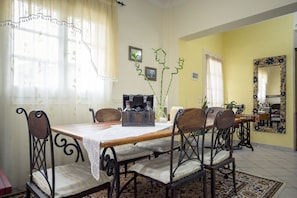 Maison, 3 chambres | Restauration dans la chambre