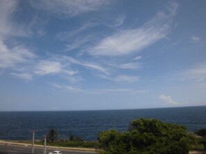 A coastal road with a view of the ocean and a tree-lined path. - Aromas del Mar With Ac and a Sea View (Santo Domingo)