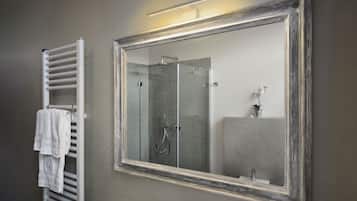 Douche, sĂšche-cheveux, bidet