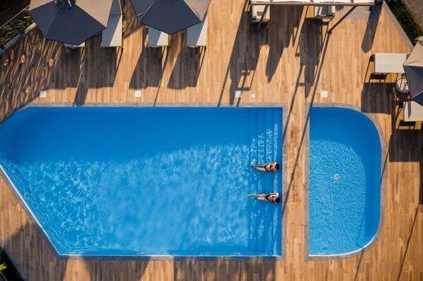 حمّام سباحة خارجي موسمي، مظلات على حمّام السباحة، مقاعد للتشمس