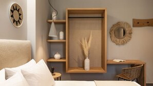 Un dormitorio moderno con cama, estantería de madera, escritorio y silla.