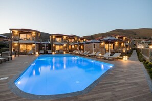 حمّام سباحة خارجي موسمي، مظلات على حمّام السباحة، مقاعد للتشمس