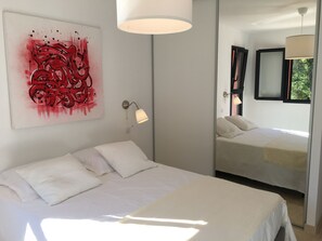 4 quartos, ferros/tábuas de passar roupa, berço de viagem