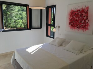 4 habitaciones, tabla de planchar con plancha y cuna de viaje 