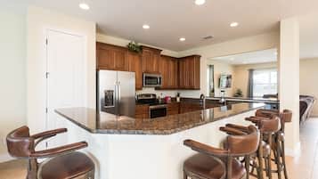 Casa, 6 habitaciones | Cocina privada | Frigorífico, horno y cafetera o tetera