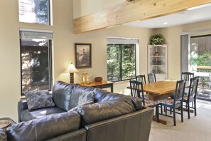 Smart TV, chimenea y reproductor de DVD 