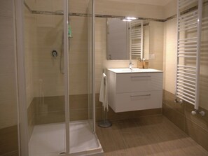 Apartamento, 2 quartos, para fumantes, sacada | Banheiro | Secador de cabelo, bidê, toalhas de banho, sabonete