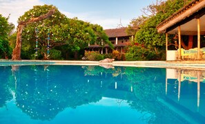 Outdoor pool - Comfortable Self Catering Beach House on Award Winning Marine Conservancy (Kibaoni)