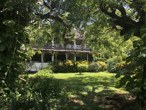 Property entrance - Comfortable Self Catering Beach House on Award Winning Marine Conservancy (Kibaoni)