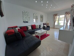 Een smart-tv, videogames, een dvd-speler en tafelvoetbal