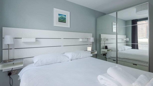 Basic Apartment, Multiple Beds - Newly Refurbished 2 Bedroom Flat in Fulham (London)