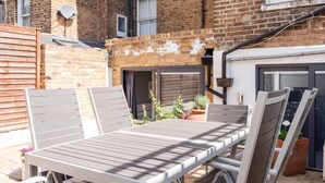 Basic Apartment, Multiple Beds | Balcony - Newly Refurbished 2 Bedroom Flat in Fulham (London)