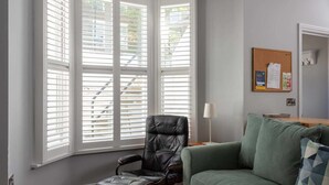 Living area - Newly Refurbished 2 Bedroom Flat in Fulham (London)