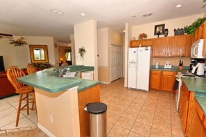 Villa, 6 Bedrooms | Private kitchen