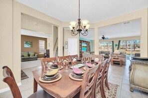 Villa, 5 Bedrooms | Dining