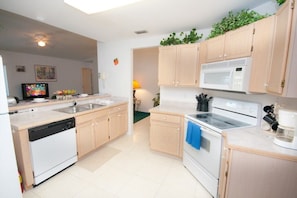 House, 3 Bedrooms | Private kitchen