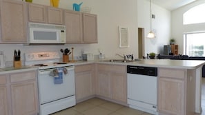 House, 4 Bedrooms | Private kitchen