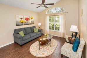 House, 4 Bedrooms | Living area