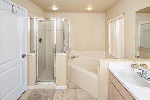 House, 4 Bedrooms | Bathroom | Towels - Wr001or 4 Bedroom Home by RedAwning (Davenport)