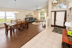 House, 4 Bedrooms | Living area