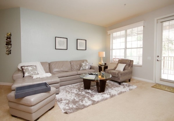 Condo, 3 Bedrooms | Living area