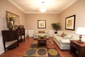 Living area - 10-106 2 Bedroom Condo by RedAwning (Orlando)