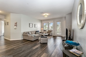 Condo, 3 Bedrooms | Living area