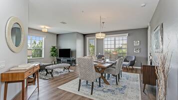 Condo, 2 Bedrooms | Dining