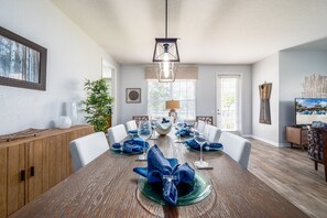 Dining - La Vista Lakeview Deluxe 3 Bedroom Condo by RedAwning (Orlando)