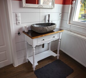 Suihku, hiustenkuivaaja, pyyhkeet, saippua