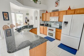 House, 4 Bedrooms | Private kitchen