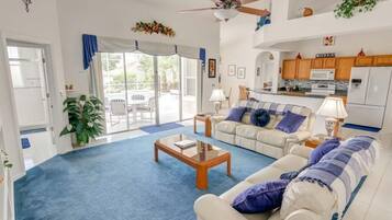 House, 4 Bedrooms | Living area | Books