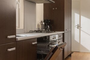 Kjøleskap, mikrobølgeovn, oppvaskmaskin og kaffetrakter/tekoker