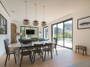 Dining - Vivenda Espaçosa com Piscina Aquecida Mt-discreta (Pechão)