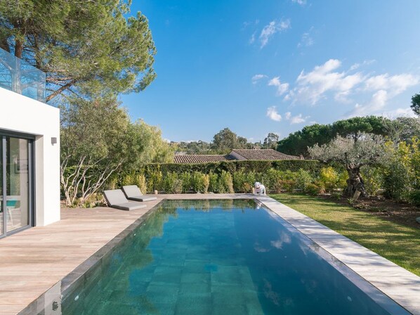 Pool - Vivenda Espaçosa com Piscina Aquecida Mt-discreta (Pechão)