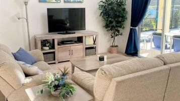 House, 4 Bedrooms | Living room | TV