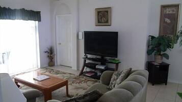 Villa, 3 Bedrooms | Living room | Flat-screen TV