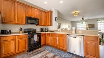 Condo, 3 Bedrooms | Private kitchen | Fridge, oven, coffee/tea maker, toaster