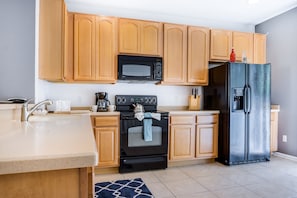 Townhome, 3 Bedrooms | Private kitchen