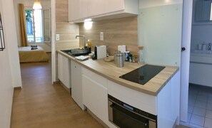 Réfrigérateur, micro-ondes, four, cafetière/bouilloire