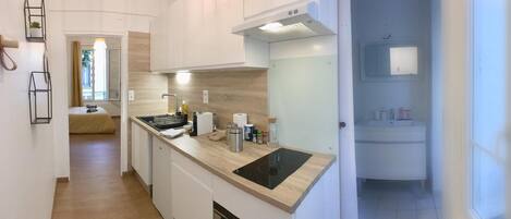 Een koelkast, een microgolfoven, een oven