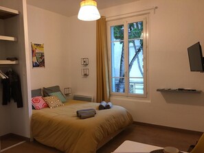 Iron/ironing board, internet, bed sheets