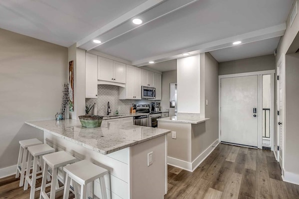 Een koelkast, een magnetron, een oven, een kookplaat