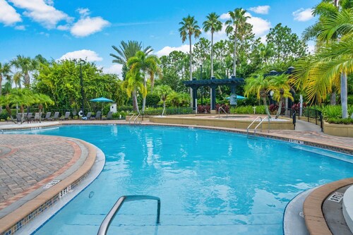Casa Magna Deluxe 3 Bedroom Condo by RedAwning