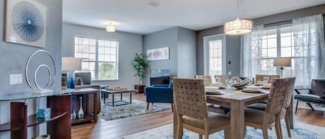 Condo, 2 Bedrooms | Dining
