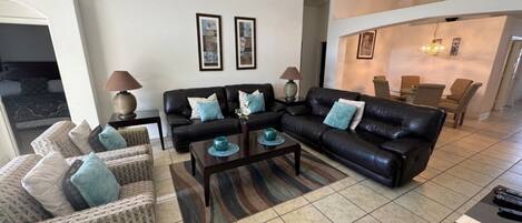 House, 5 Bedrooms | Living area