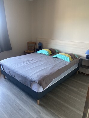 2 室のベッドルーム、WiFi、ベッドシーツ