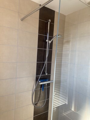 Dusche, Haartrockner, Handtücher, Toilettenpapier