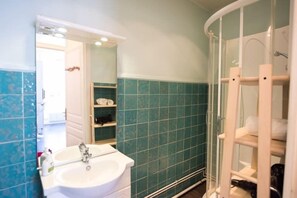 Shower, free toiletries, hair dryer, towels
